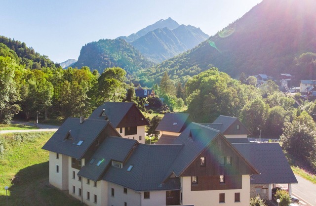 Mountain Charm & Comfort: Family Apartments | BBQ Facilities, Pets Allowed!