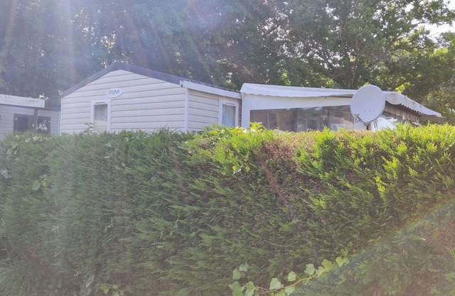 Mobile home in a shady campsite on the shores of Lake Aureilhan Camping Marvilla*