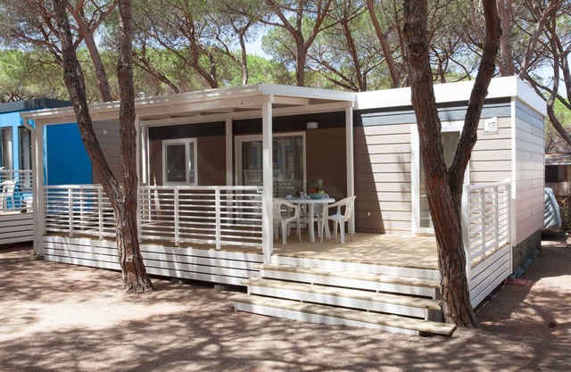 Mobilehome with beach service and pool