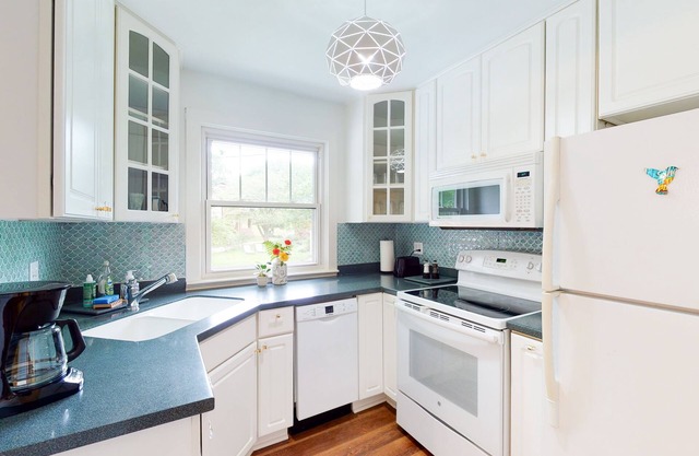 Mod 2-bedroom cottage w/ game room+private parking
