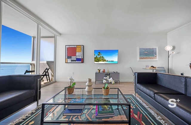 Modern 1-BD Arya Condo | Pool & Parking