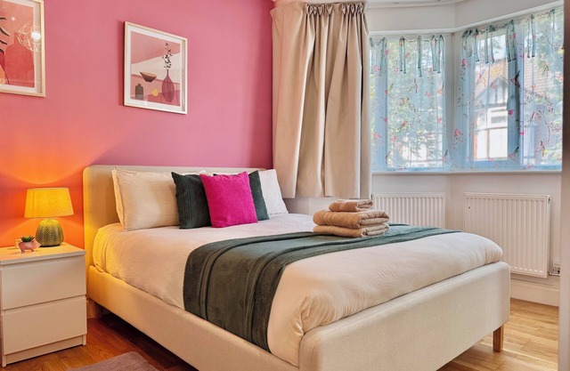 Modern 1-Bed Apt 30min to Central London & Parking