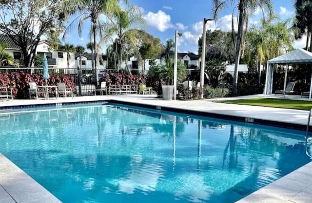 *MODERN 1 BED / WALKOUT PATIO/ POOL & AMENITIES *