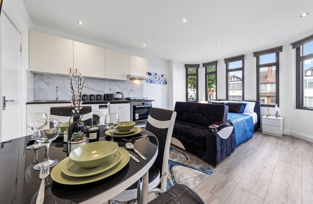 Modern 1BDR Studio - 30 mins to LDN - Sleeps 3
