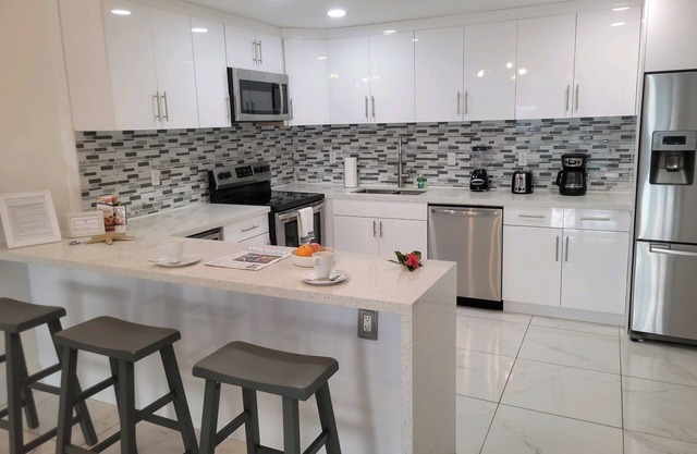Modern 1BR Condo on Sunny Isles across from the Beach and Free Parking on site