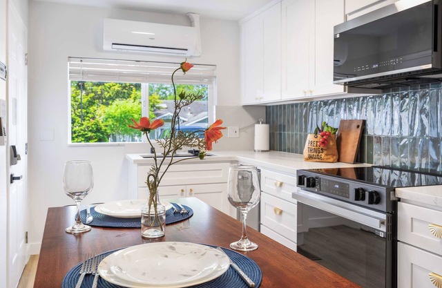 Modern 1BR Designer's Oasis 1min to I-5 | Costo