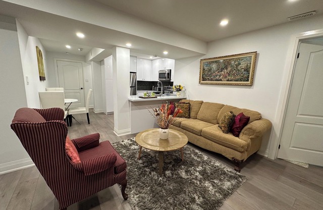 Modern 1BR Lower Unit With Private Entrance+Full-Kitchen+Queen Bed+Free Parking