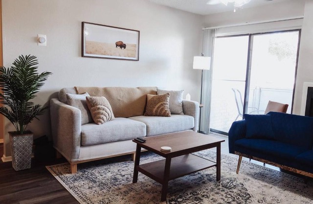 Modern 1BR SOLA - Pool & Gym 5 min to DT + Dogs ok