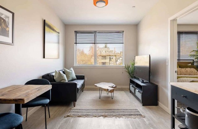 Modern 1BR Walk to Dining & Bars Fast WiFi + AC