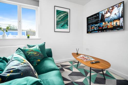 Modern 2 Bed Apartment - Sleeps 3 - Parking 55C