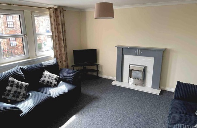Modern 2 bed flat, private parking & sec entry