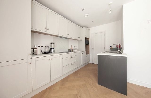 Modern 2 bed house in Hollystown with free parking