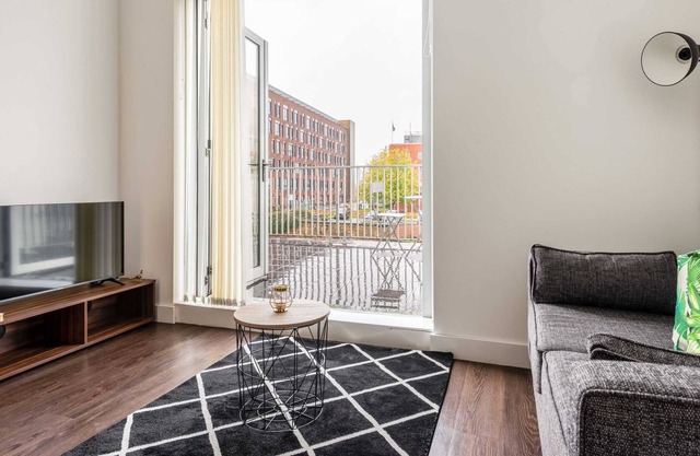 Modern 2 Bed Riverside Apartment with Balcony