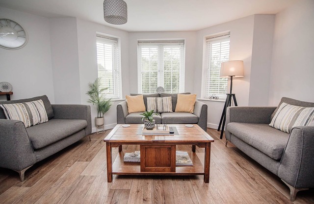 Modern 2 Bedroom 2 Bathroom Scenic Views Apartment