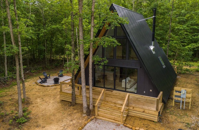 Modern 2-bedroom A-frame with WiFi, AC and hot tub in fabulous Monteagle