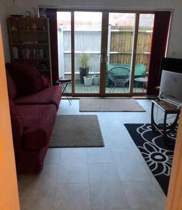 Modern 2 bedroom cottage. Town centre location.
