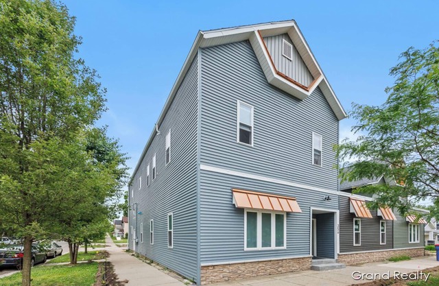 Modern 2-Bedroom Retreat! AC, WiFi, Laundry + Parking – Close to Downtown