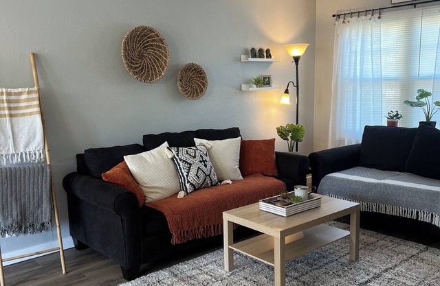 Modern 2-bedroom townhouse in charming Davenport with WiFi, AC.