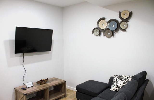 Modern 2 Beds 1 Bath Private Suite, Close to mountains