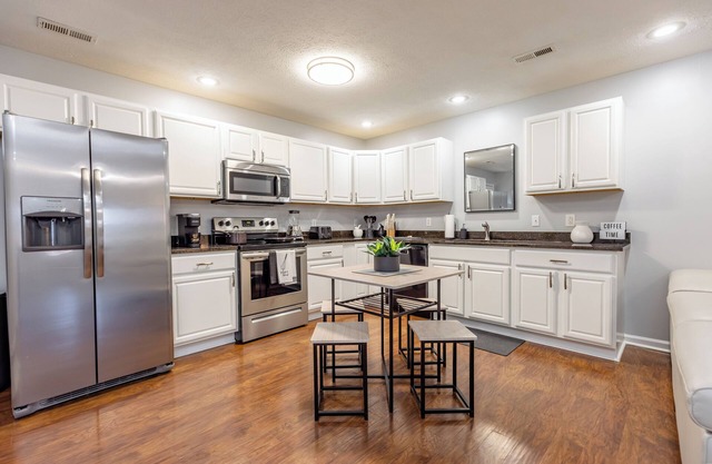 Modern 2 BR apartment great location