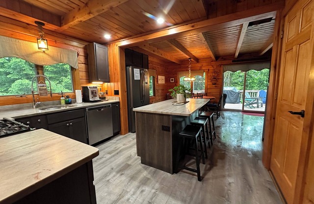 Modern, 2 King, 4 BDRM Private Luxury Log Cabin