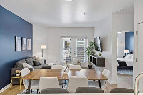 Modern 2BD - 5 Min DT, Gym, Parking, W-D - Sleeps 12