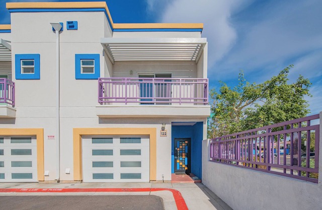 Modern 2BR/2.5BA w/Pool-Gazebo & Garage