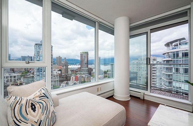 Modern 2BR/2BA Apartment in Downtown Vancouver