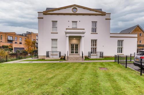 Modern 2BR 2BA with Free Parking - Sleeps 6