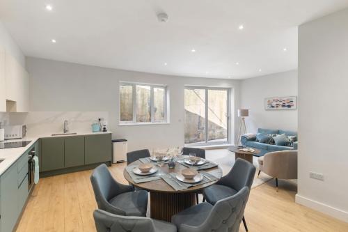 Modern 2BR Apartment Sleeps 6 Spacious and Bright The Pine