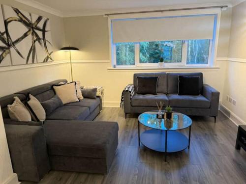 Modern 2BR Sleeps 4 Central Scotland with Parking