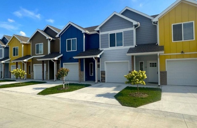 Modern 2BR Townhome w/Gym + Queen Beds