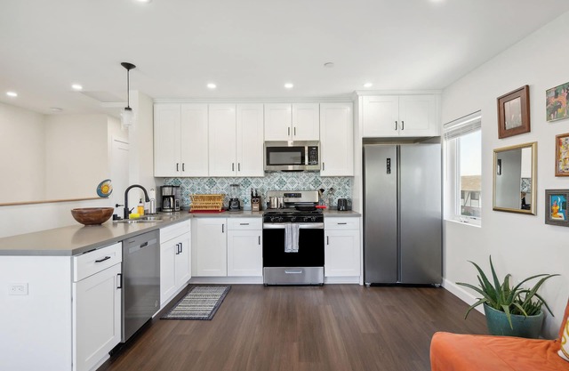 Modern 3-Bed 3-Bath w King Bed, Crib, near San Diego Gaslamp, Downtown, Beach!
