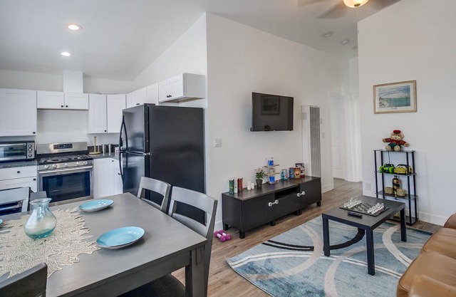 Modern 3-Bedroom Home 15-min to SD Downtown w Free Laundry, Wi-Fi and a Crib