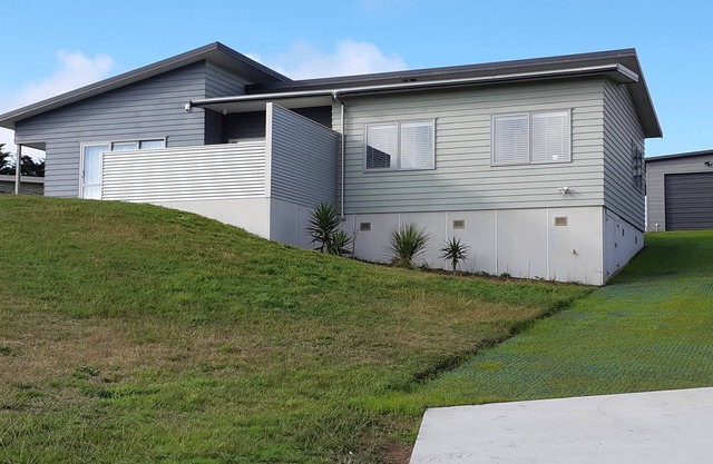 Modern 3 Bedroom House with Raised Position so can see the Sea