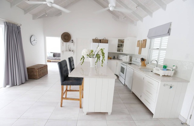 Modern 3 bedroom with pool, 5 minute walk to beach