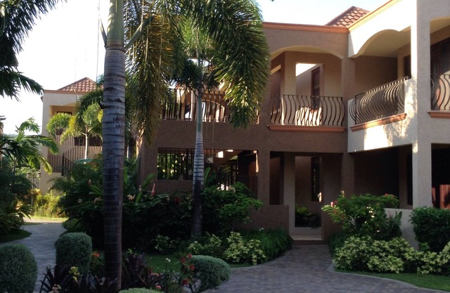 Modern 3 Bdrm - 3 1/2 Bath Apt. - Beach Pass/Pool/Gym/Wifi/Cable/Security/Gated