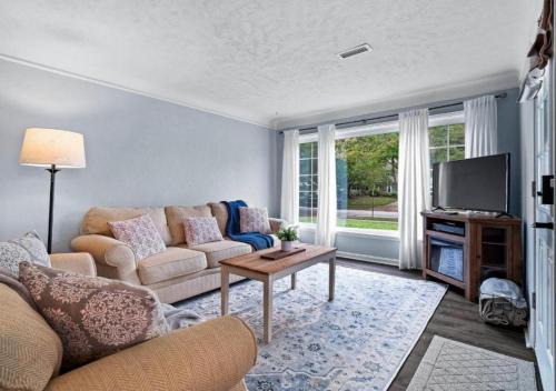 Modern 3Bed Home Near CLE With Private Backyard