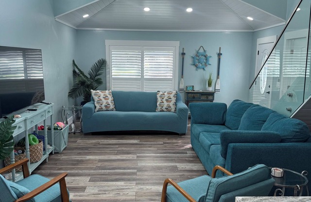 Modern 3BR/2BA Townhouse – Sleeps 10 – Pet Friendly – Steps to the Beach!