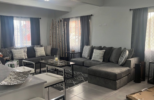 Modern 3BR/3BA Prime location for families or groups. 5mins to Beach & Shopping