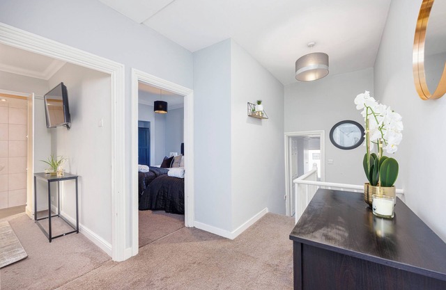 Modern 3BR House | w/Parking, WiFi, Netflix | CITY CENTRE Near The Iconic Pier