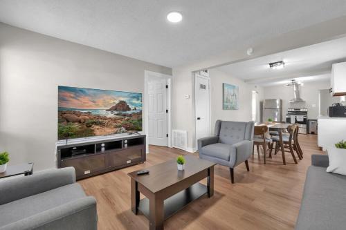 Modern 3BR Near Downtown & Casino, Pet-friendly, Fast Wi-Fi, Laundry