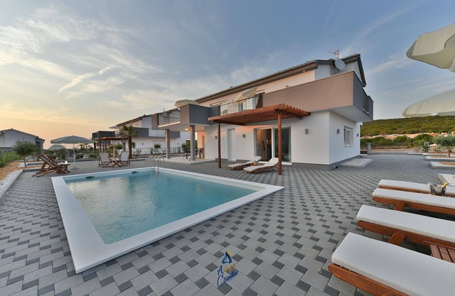 Modern 4 BD villa with heated pool for up to 8 guests