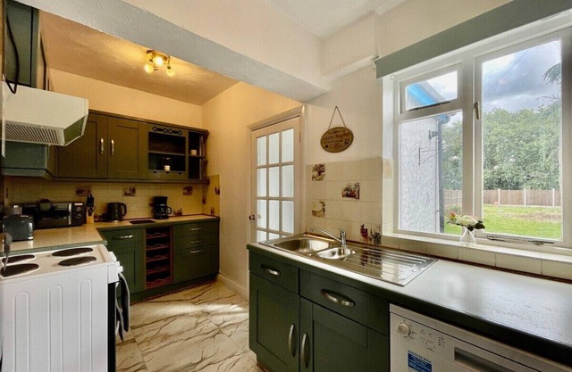 Modern 4 Bed Romford Home (Free Parking)