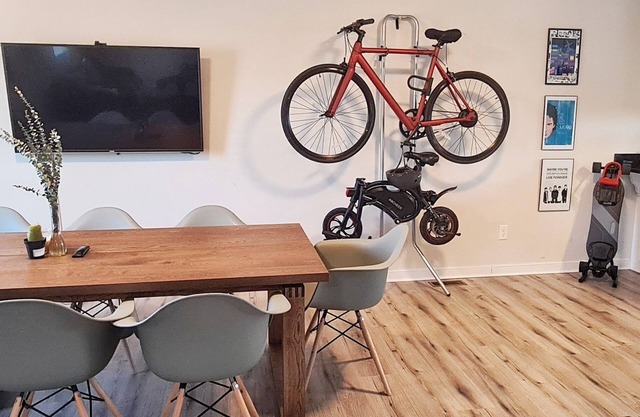 Modern 4 Bedroom Home, 6 mins away from Downtown