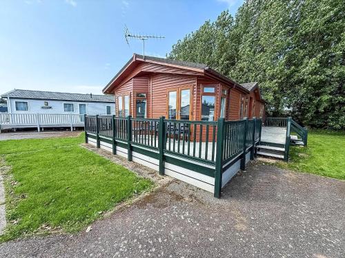 Modern 4 Berth Lodge With Decking At Manor Park In Hunstanton Ref 23024W