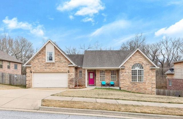 Modern 4BR Bike Retreat – Steps from Coler Trails