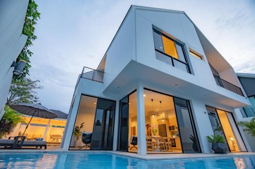 Modern 4BR Villa with Private Pool in Bangtao