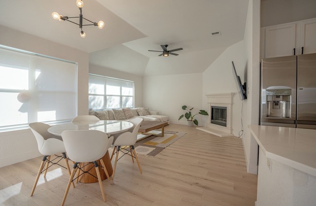 Modern 4BR w/Natural Light, High Ceilings, 20 mins from DFW Airport