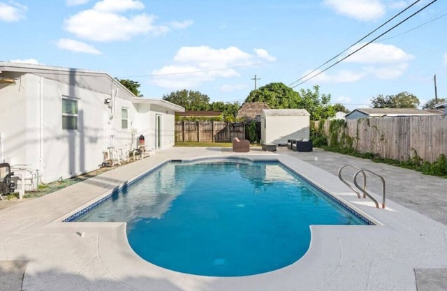 Modern 5/2 -Heated POOL. GRILL. Big backyard